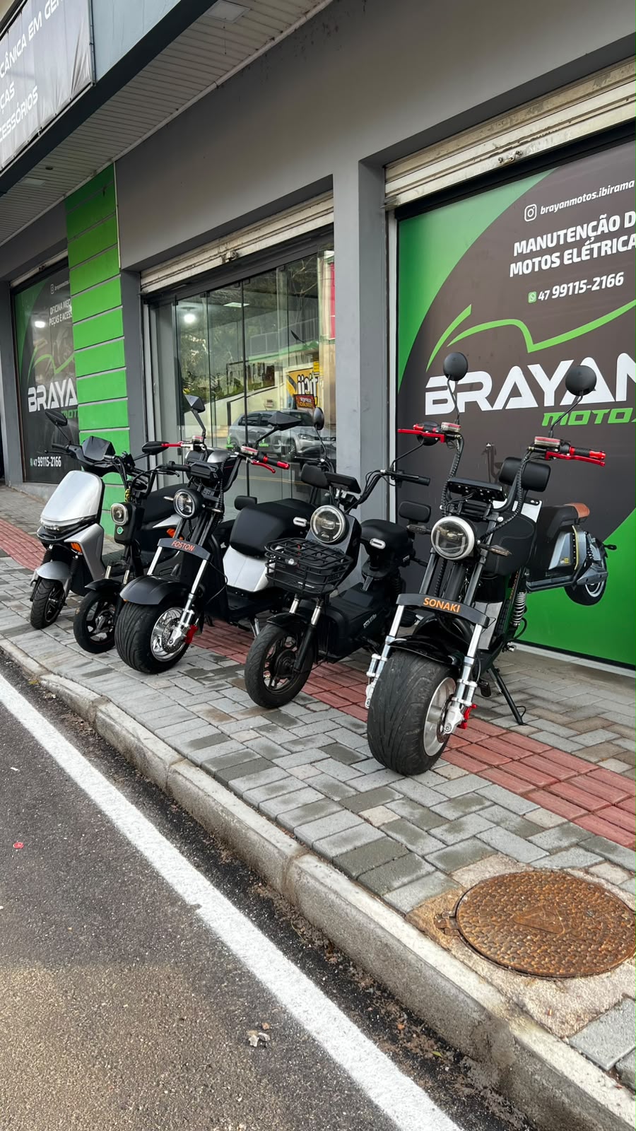 Scooters elétricas em frente à Brayan Motos